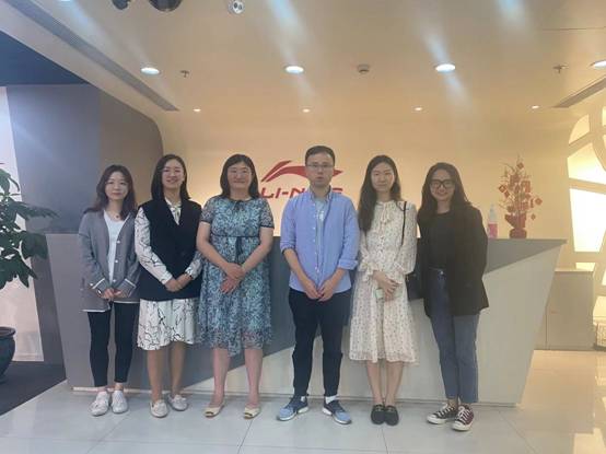 一群人站在室内合影描述已自动生成